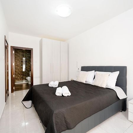 Vela Blu Apartments - Rose Court グジラ エクステリア 写真