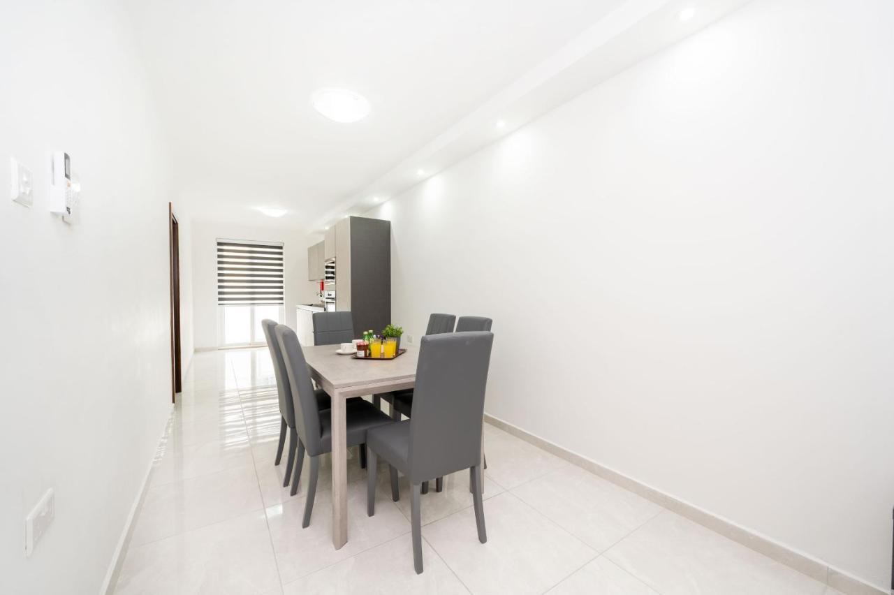 Vela Blu Apartments - Rose Court グジラ エクステリア 写真