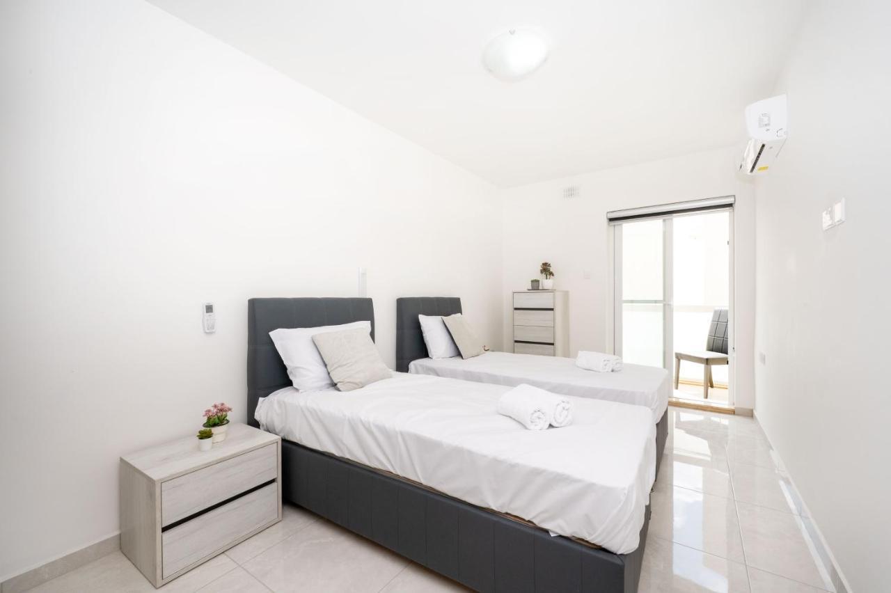 Vela Blu Apartments - Rose Court グジラ エクステリア 写真