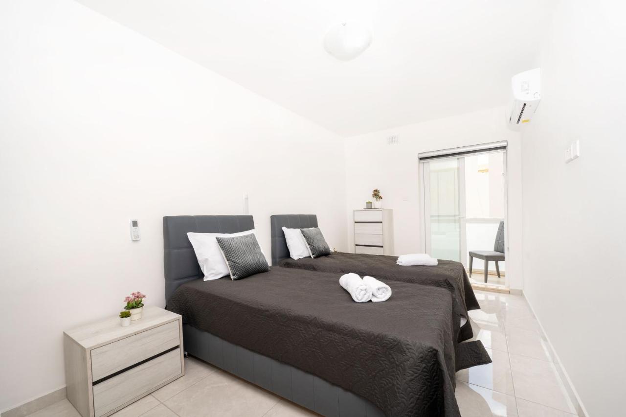 Vela Blu Apartments - Rose Court グジラ エクステリア 写真
