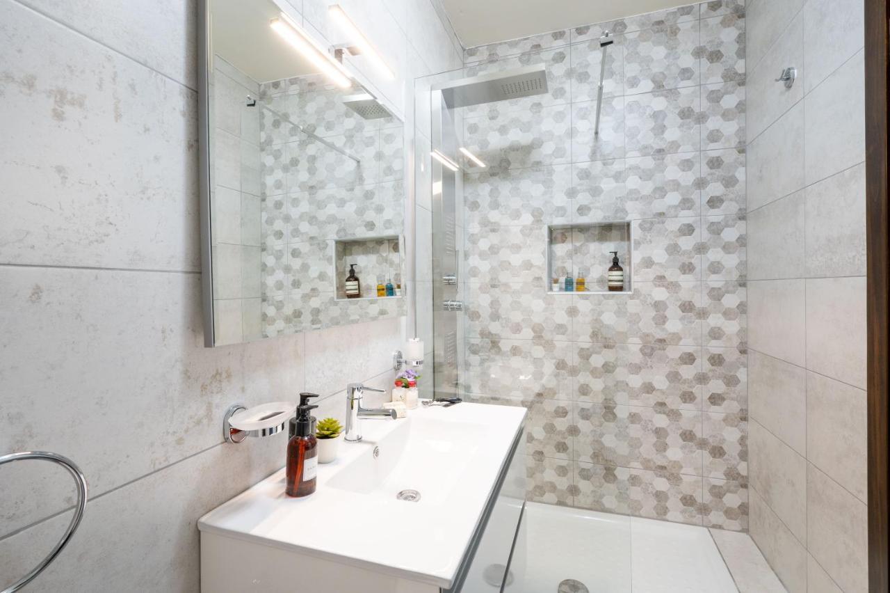 Vela Blu Apartments - Rose Court グジラ エクステリア 写真