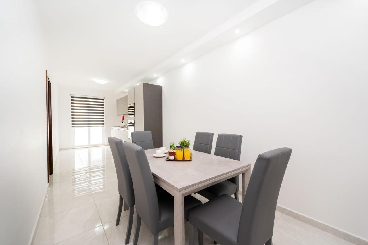 Vela Blu Apartments - Rose Court グジラ エクステリア 写真