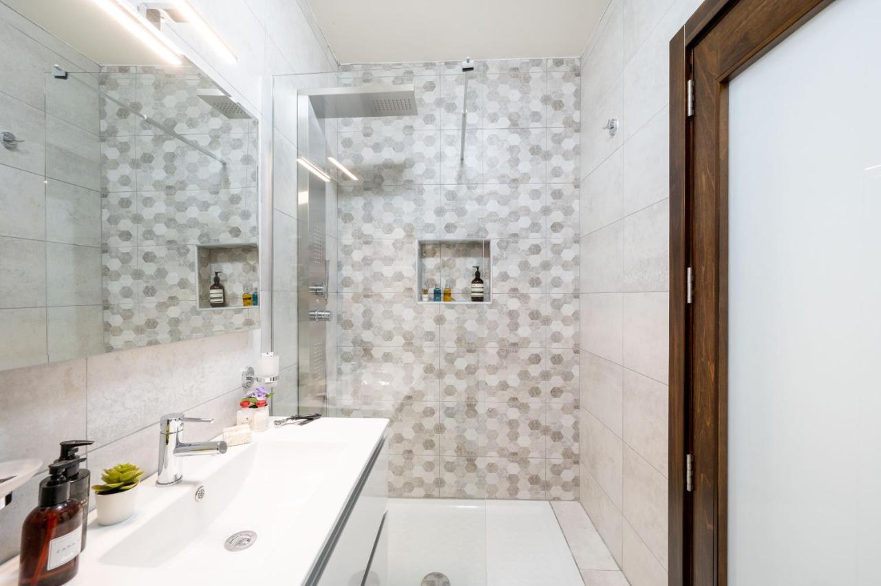 Vela Blu Apartments - Rose Court グジラ エクステリア 写真