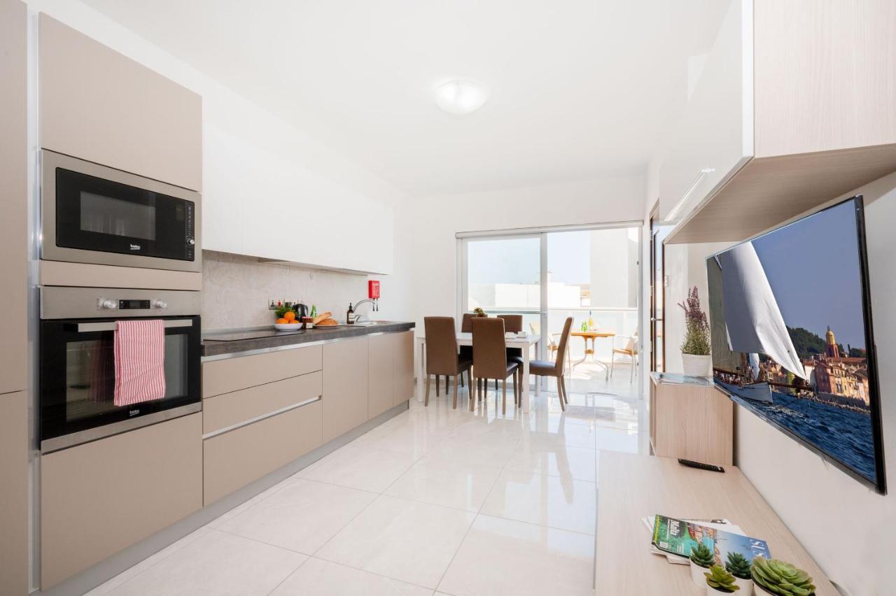 Vela Blu Apartments - Rose Court グジラ エクステリア 写真