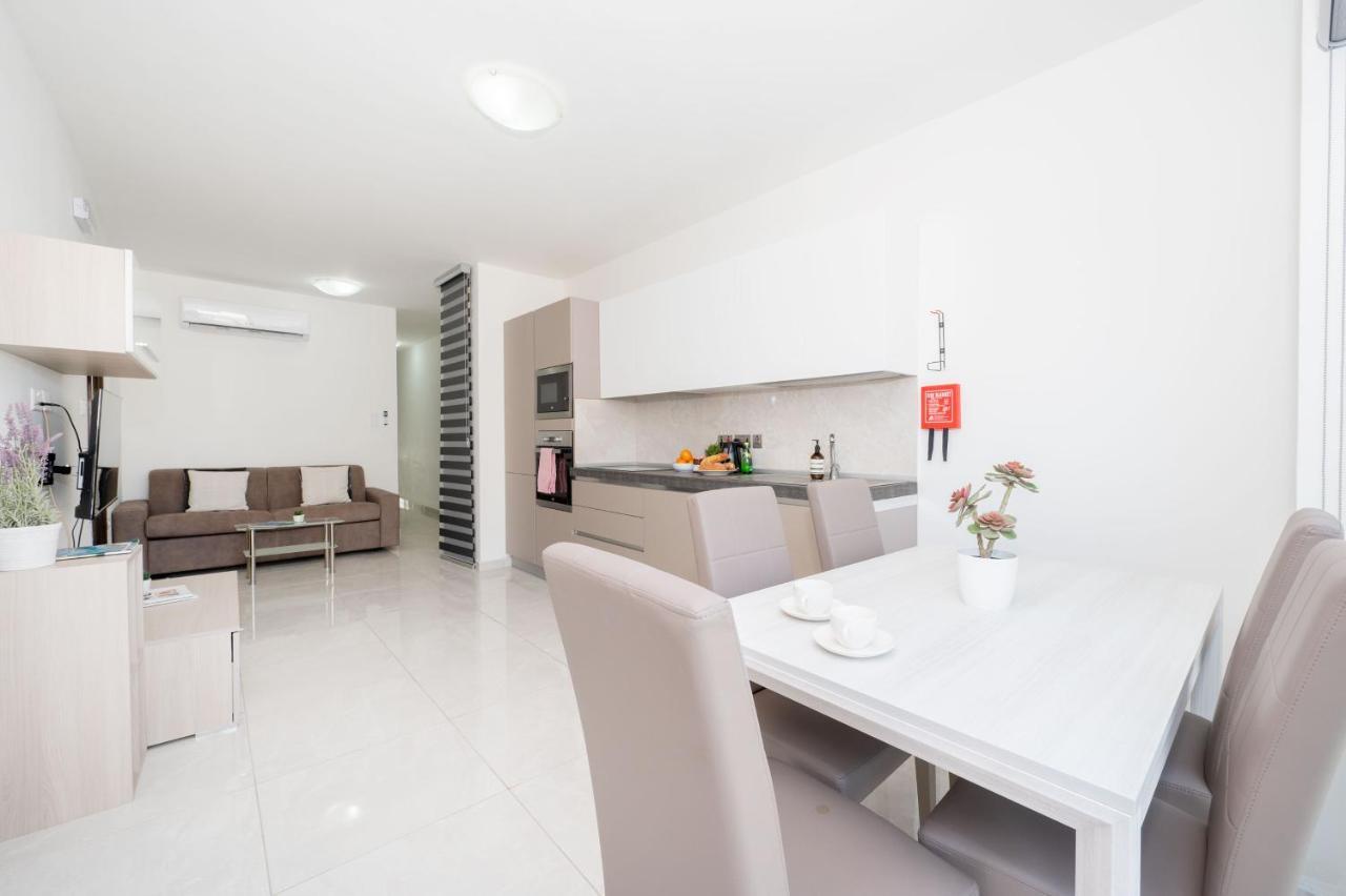 Vela Blu Apartments - Rose Court グジラ エクステリア 写真