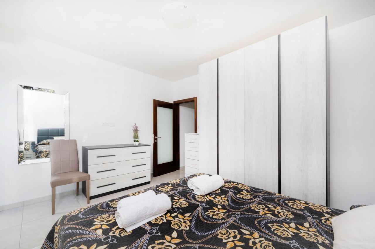 Vela Blu Apartments - Rose Court グジラ エクステリア 写真