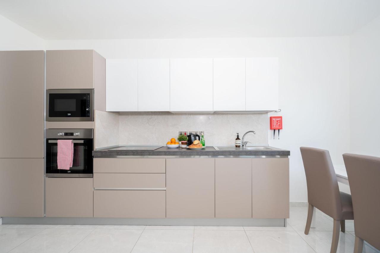 Vela Blu Apartments - Rose Court グジラ エクステリア 写真