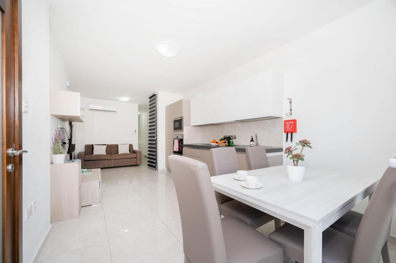 Vela Blu Apartments - Rose Court グジラ エクステリア 写真