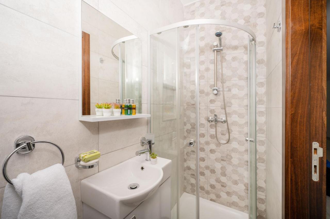 Vela Blu Apartments - Rose Court グジラ エクステリア 写真